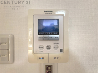 訪問者が来たときにテレビ画面で確認できるため、安心してドアを開けられます。録画機能があるものもあり、留守中に来訪者を記録しておくことができます。利便性が高く、セキュリティ面でも安心です