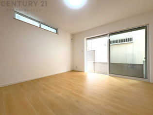 明るい色合いのフローリングとクロスを使用した洋室は家具やインテリアとも調和しやすく空間が広く感じられ開放感を生み出します。自然光を効果的に反射し、室内を明るく保つため、日中の照明使用を抑えられます。