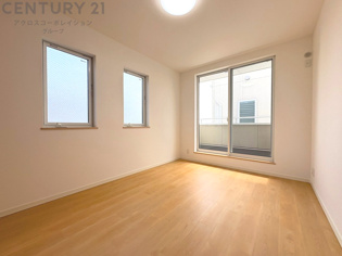 創造性や成長を促す遊びの空間を提供。学習や趣味に集中できる環境を整えます。個別のプライベートスペースは自己表現と自立心を育み、心地よい睡眠環境を整えリラックスできる場所を提供。