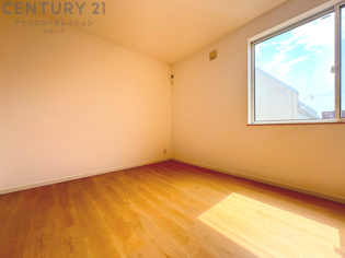 リラックスできるプライベート空間で、快適な睡眠をサポート。個人の好みに合わせたインテリアや寝具で心地良さを追求。プライベートな時間を過ごし、リフレッシュする場所におすすめです。