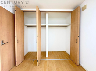 衣類やアクセサリー、小物類の収納が便利で整理整頓がしやすく、部屋の美観を保ちつつ、スペースを最大限に活用できます。衣服のしわやダメージを防ぎ、長持ちさせることができます。