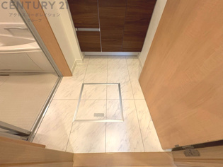 衣服の収納や脱ぎ着や整理整頓がしやすく、湿った衣類を乾燥させるスペースがありカビや臭いの発生を防ぎます。床の汚れを他の部屋に持ち込まず清潔を保つことができます。また快適な入浴環境の整備にも役立ちます。