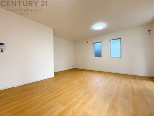 リビングダイニングは家族や友人とのコミュニケーションを楽しむ場所でくつろぎながら食事や会話を楽しめ、多目的に利用できリラックスできる空間です。家庭内の中心として機能し、快適な生活をサポートします。