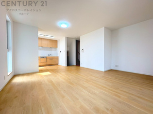 キッチン前のダイニングスペース。ダイニングセットを置いても十分な広さを確保。