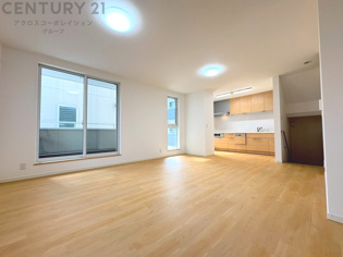 キッチン前のダイニングスペース。ダイニングセットを置いても十分な広さを確保。