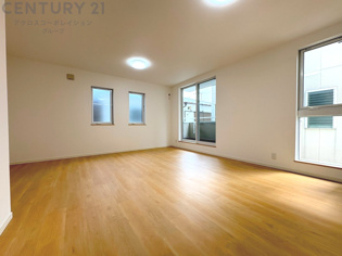 キッチン前のダイニングスペース。ダイニングセットを置いても十分な広さを確保。