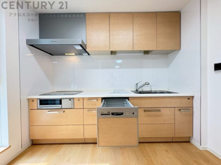 壁付けシステムキッチンはスペースの最大限の有効活用が可能で、動線がスムーズになり調理や準備が快適で効率的に行えます。収納スペースや吊り戸棚が設けられ、調理器具や食器類をスマートに収納できます。