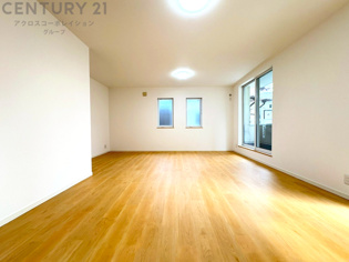 キッチン前のダイニングスペース。ダイニングセットを置いても十分な広さを確保。