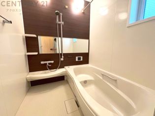 ユニットバスは省スペースでありながら、シンプルな設計と使いやすさを備え、簡便なメンテナンスが可能です。大きな窓付きで換気にも便利です。またミラー・小物置き場もあり便利です。