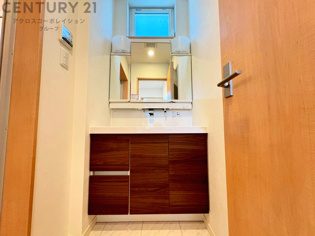 化粧品や洗顔料、歯ブラシなどの必需品をまとめて置ける収納スペースがあり、使用するたびに取り出す手間が省けます。また、水回りのため、濡れても大丈夫な素材が使用されており、お手入れが簡単です。