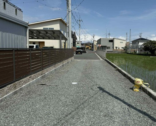 富士市森島の中古一戸建の前面道路含む現地写真