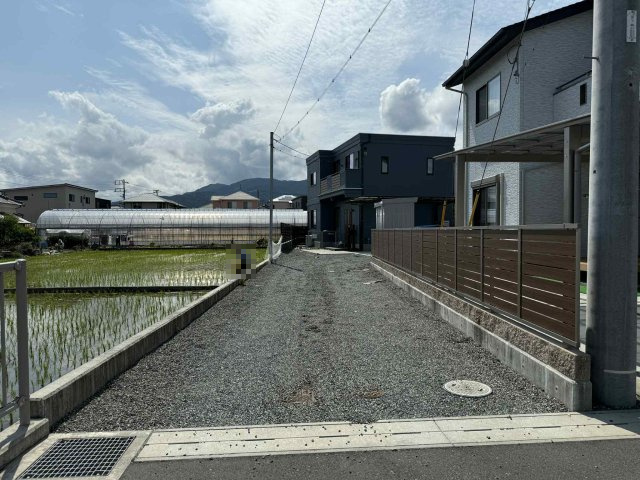 富士市森島の中古一戸建の前面道路含む現地写真