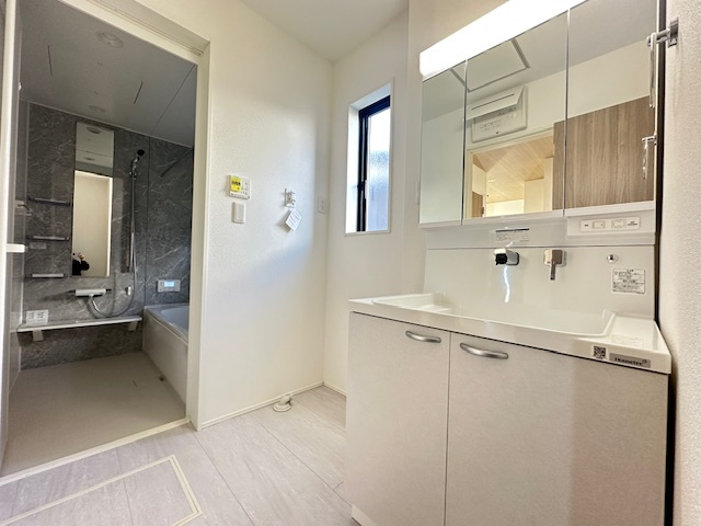 【新築戸建】　いわき市内郷高坂町2期の独立洗面台|三面鏡の洗面台です。鏡の裏には収納スペースがあり、小物などをすっきり片付けることができます