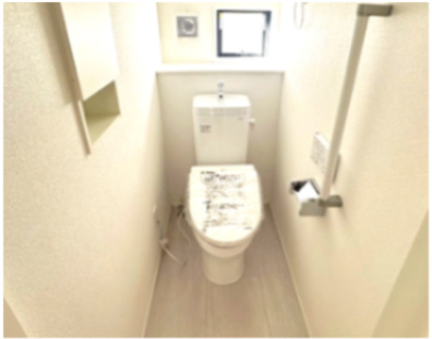 【新築戸建】　いわき市内郷高坂町2期のトイレ|シンプルながらも落ち着くデザインです。洗浄機付き温水便座で機能性もばっちりです