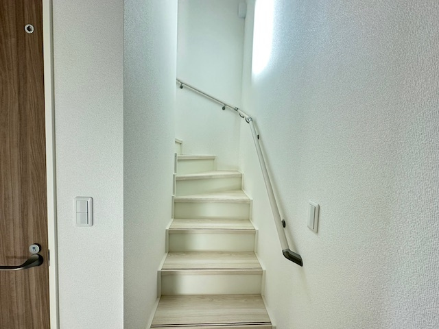 【新築戸建】　いわき市内郷高坂町2期の内装|階段には手すりが付いていて安心です。