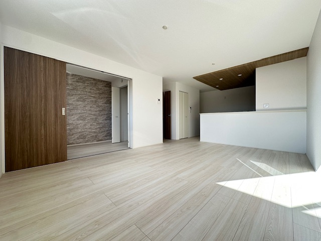 【新築戸建】　いわき市内郷高坂町2期の居間・リビング|キッチンからリビングを見渡せる間取りは、小さいお子さんやペットのいるご家庭に人気があります