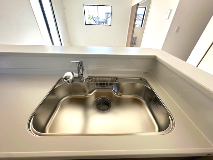 【新築戸建】　いわき市内郷高坂町2期のキッチン|浄水器が設置されており、安全でおいしい水を手軽に利用できます。