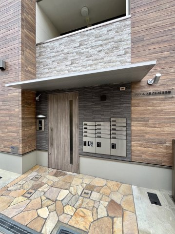 フジパレス住吉長居Ⅲ番館のエントランス