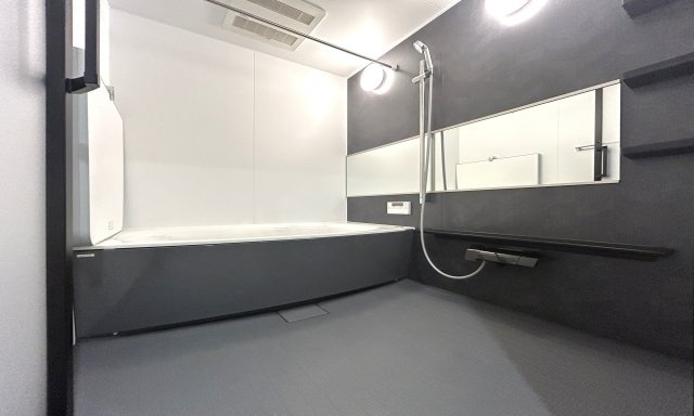 クリオ洋光台壱番館の浴室|ゆったり足が伸ばせるので、毎日の疲れを癒すバスタイムを実現。ご家族みんなでも入れますね♪浴室換気乾燥暖房機付きで浴室内干しも可能！