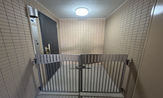 クリオ洋光台壱番館の玄関|プライバシー性も確保される専用玄関ポーチ付きの住戸♪