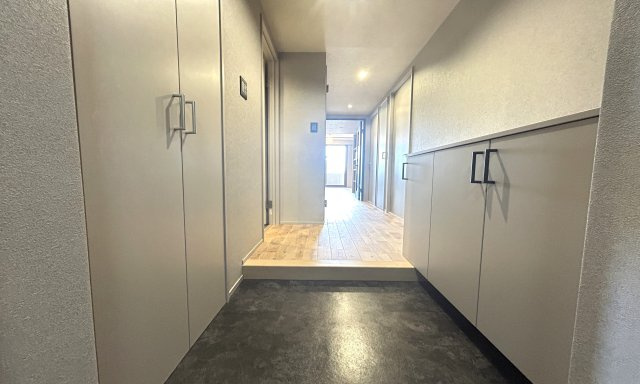 クリオ洋光台壱番館の玄関|明るい玄関が家路からの「ただいま」の安心感を実感させてくれそうですね。左側の収納は稼動棚付きなので大きなものも収納できそうですね♪