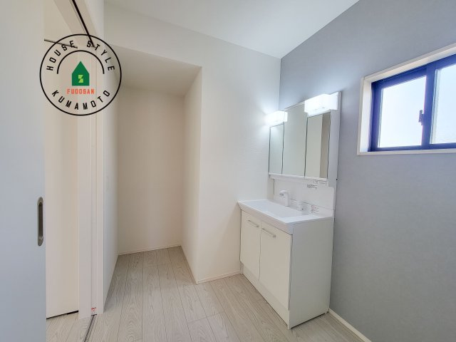 菊池郡菊陽町大字久保田第5-2棟（11号棟）　の脱衣所|ゆとりの洗面スペースで朝の身支度もスムーズに。暮らしを快適に変えるシャワー付洗面台です！