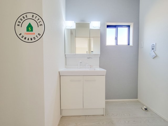 菊池郡菊陽町大字久保田第5-2棟（11号棟）　の独立洗面台|毎日使うものだから清潔な空間を保ちたい水回り。洗面にはそんな願いを解消させてくれる収納アイデアが満載です。三面鏡の裏側にはキャビネットが現れ小物から背の高い物まで収納できます。