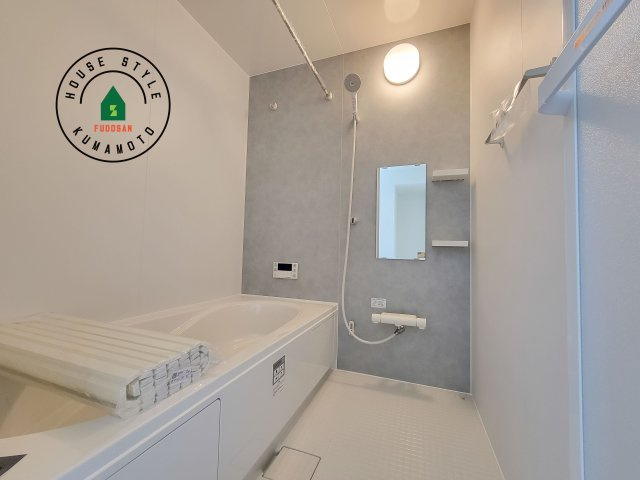 菊池郡菊陽町大字久保田第5-2棟（11号棟）　の浴室|ウ窓もあるので換気も安心ですね。同社仕様。1日の疲れを癒してくれる広々バスルーム。雨の日のお洗濯にも大活躍な浴室乾燥機付です！