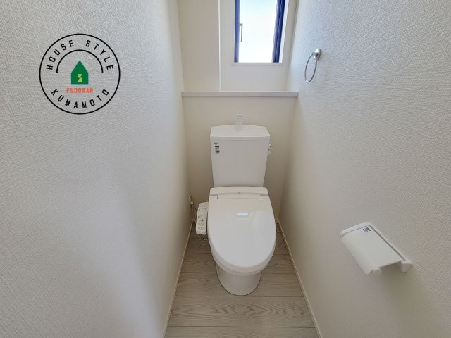 菊池郡菊陽町大字久保田第5-2棟（11号棟）　のトイレ|温水洗浄便座を完備しております。2ヶ所にトイレがあるのは朝の慌ただしい時間も安心です。