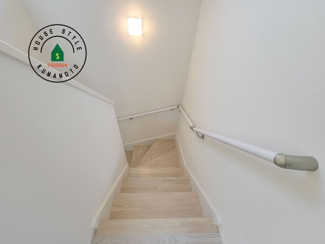 菊池郡菊陽町大字久保田第5-2棟（11号棟）　の内装|階段からも明るい光が入ります。採光や通風も階段の重要な役割です。