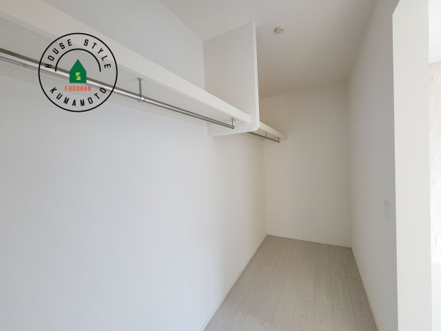 菊池郡菊陽町大字久保田第5-2棟（11号棟）　の収納|洋服や大きな荷物が多い方や人数の多いご家族などは、一般的なクローゼットよりもウォークインクローゼットのほうが使い勝手が良いです。