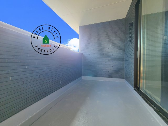 菊池郡菊陽町大字久保田第5-2棟（11号棟）　のバルコニー|風をしっかりと感じられるバルコニーでは、毎日が洗濯日和です。広々としているので洗濯も楽しくなるでしょうし、気分転換にバルコニーからの眺めを楽しむのもいいでしょう。