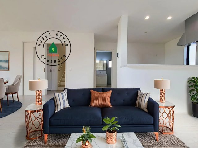 菊池郡菊陽町大字久保田第5-2棟（11号棟）　の居間・リビング|キッチンからリビングをしっかり確認できます。家族の笑顔があふれる空間になりそうですね。※家具はCGを合成したものです。