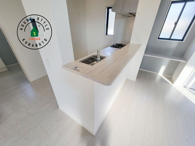 菊池郡菊陽町大字久保田第5-2棟（11号棟）　のダイニング|キッチンから立ち込める香りが今日の料理を期待させます。