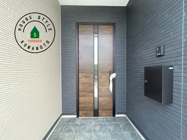 菊池郡菊陽町大字久保田第5-2棟（11号棟）　の玄関|おでかけの時も帰った時も、「我が家」を最初に感じでもらえる素敵な空間に。