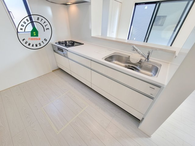菊池郡菊陽町大字久保田第5-2棟（11号棟）　のキッチン|ダイニングテーブルへの配膳がラクラク、お料理はかどるカウンター付きシステムキッチン！