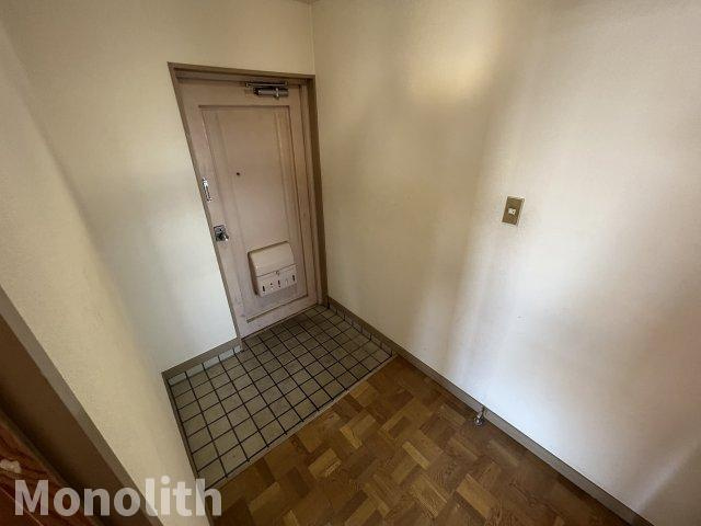 小松里マンションの玄関