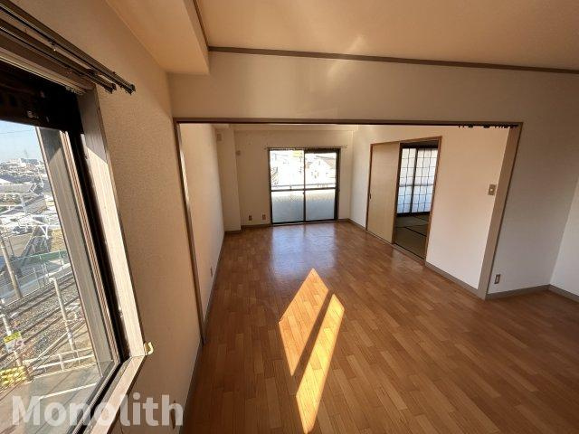 小松里マンションの居間・リビング