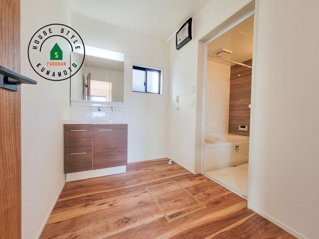 菊池郡菊陽町大字久保田第5-2棟（12号棟）　の脱衣所|ゆとりの洗面スペースで朝の身支度もスムーズに。暮らしを快適に変えるシャワー付洗面台です！