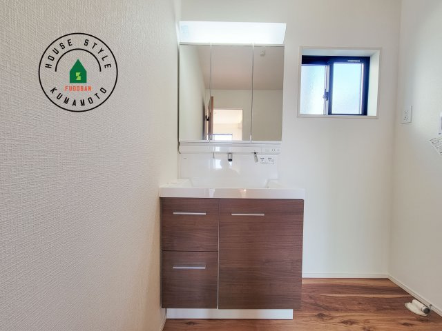 菊池郡菊陽町大字久保田第5-2棟（12号棟）　の独立洗面台|毎日使うものだから清潔な空間を保ちたい水回り。洗面にはそんな願いを解消させてくれる収納アイデアが満載です。三面鏡の裏側にはキャビネットが現れ小物から背の高い物まで収納できます。