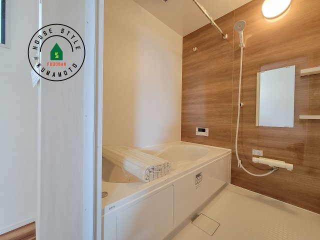 菊池郡菊陽町大字久保田第5-2棟（12号棟）　の浴室|ウ窓もあるので換気も安心ですね。同社仕様。1日の疲れを癒してくれる広々バスルーム。雨の日のお洗濯にも大活躍な浴室乾燥機付です！