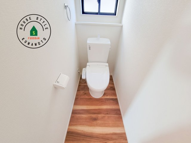 菊池郡菊陽町大字久保田第5-2棟（12号棟）　のトイレ|温水洗浄便座を完備しております。2ヶ所にトイレがあるのは朝の慌ただしい時間も安心です。