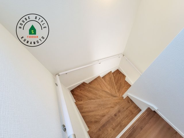 菊池郡菊陽町大字久保田第5-2棟（12号棟）　の内装|階段からも明るい光が入ります。採光や通風も階段の重要な役割です。