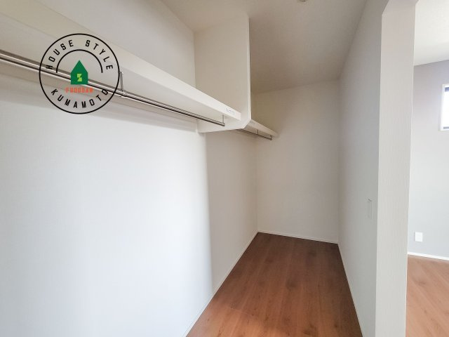 菊池郡菊陽町大字久保田第5-2棟（12号棟）　の収納|洋服や大きな荷物が多い方や人数の多いご家族などは、一般的なクローゼットよりもウォークインクローゼットのほうが使い勝手が良いです。