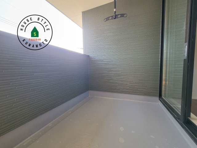 菊池郡菊陽町大字久保田第5-2棟（12号棟）　のバルコニー|風をしっかりと感じられるバルコニーでは、毎日が洗濯日和です。広々としているので洗濯も楽しくなるでしょうし、気分転換にバルコニーからの眺めを楽しむのもいいでしょう。