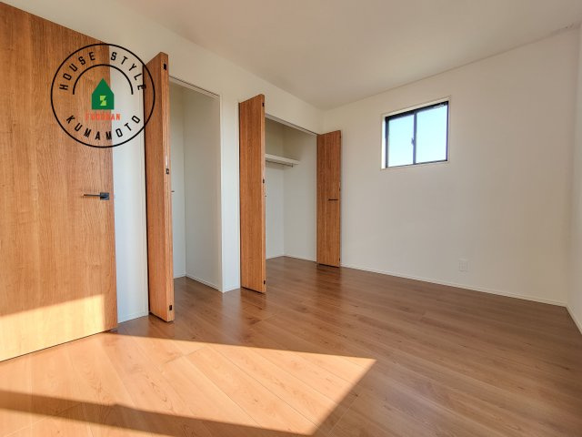 菊池郡菊陽町大字久保田第5-2棟（12号棟）　の洋室|柔らかい陽光が差し込む明るいお部屋を演出する設計。彩光の取れる窓が気持ちの良いお部屋を創り上げます。