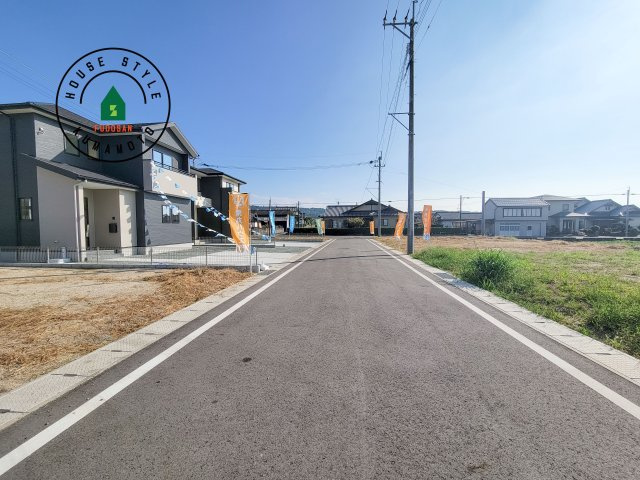 菊池郡菊陽町大字久保田第5-2棟（12号棟）　の前面道路含む現地写真|前面道路は閑静な住宅地をはしる車通りの少ない道路。お車の出し入れが苦手なママや小さなお子様にも安心ですね。しっかり舗装もされているので、ベビーカーや自転車で通っても快適に通行できます。