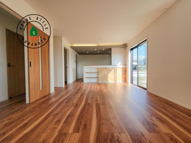 菊池郡菊陽町大字久保田第5-2棟（12号棟）　の居間・リビング|ご家族を近くに感じられる対面キッチンのLDK。会話もはずみそうですね。