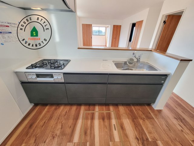 菊池郡菊陽町大字久保田第5-2棟（12号棟）　のキッチン|ご家族を近くに感じられる対面キッチンのLDK。会話もはずみそうですね。