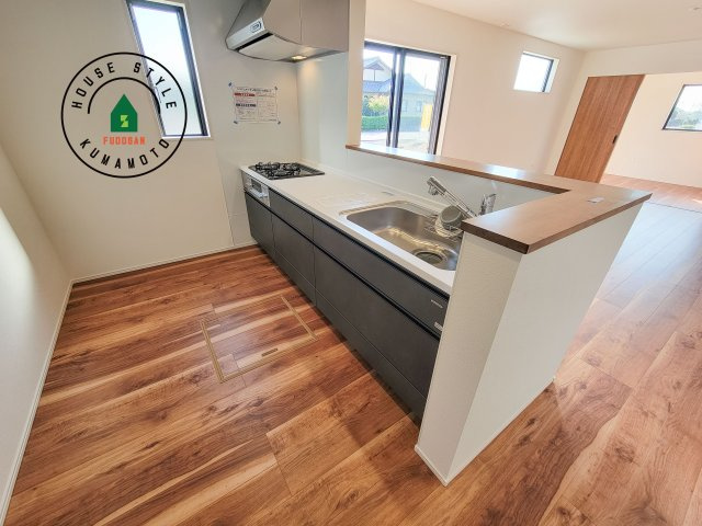 菊池郡菊陽町大字久保田第5-2棟（12号棟）　のキッチン|ダイニングテーブルへの配膳がラクラク、お料理はかどるカウンター付きシステムキッチン！